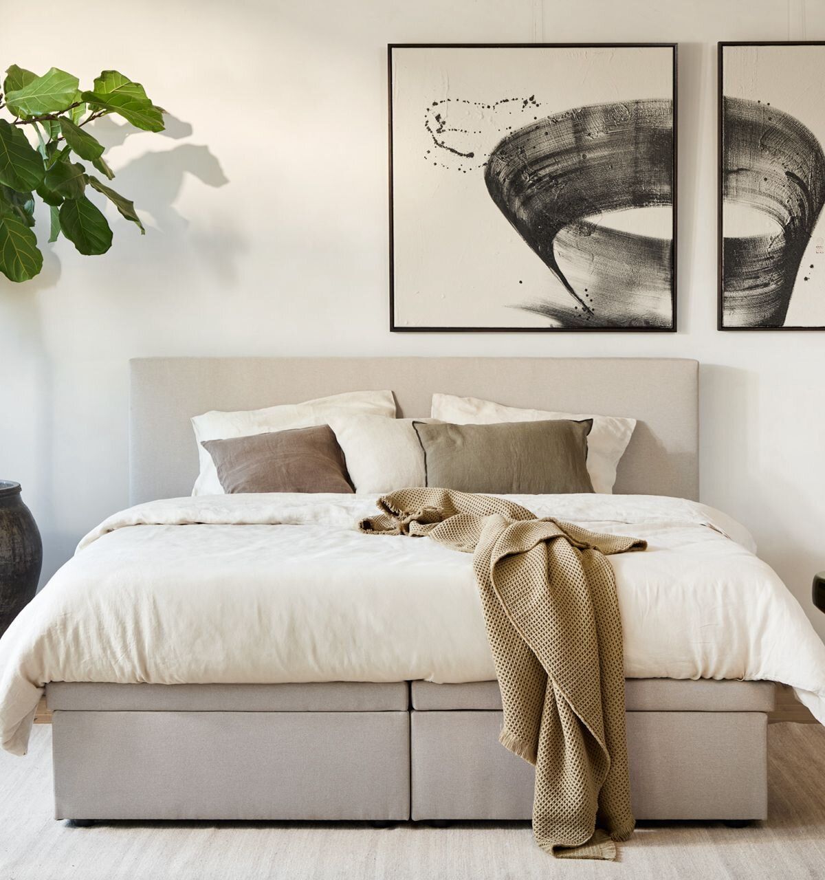 persoon zittend op bank in witte kamer met matt sleeps dekbed
